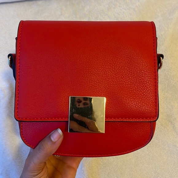 Red Crossbody Bag with chain link strap and gold buckle from ZARA - Picture 8 of 9
